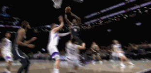 愿無大礙！曼恩上籃重摔倒地 堅持罰完球返回更衣室接受治療