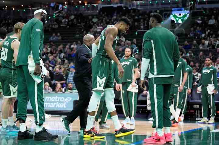 東部第10！字母哥開場(chǎng)3分鐘傷退 這會(huì)是他在雄鹿生涯最后一戰(zhàn)嗎？